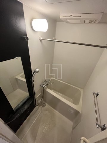 バス・シャワールーム　エスリード難波レジデンス　浴室