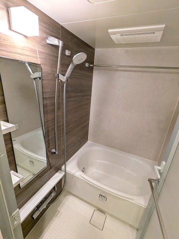 バス・シャワールーム　追焚オートバス、浴室換気乾燥機、スライドバー付ワイドシャワー
