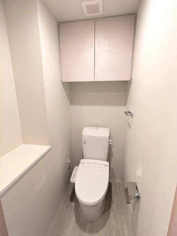 トイレ　洗面室と独立した温水洗浄便座、ペーパーホルダーにスマポストレ