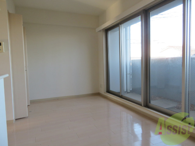 居室・リビング　陽の光が差し込む明るいお部屋は気持ちがいいですね。