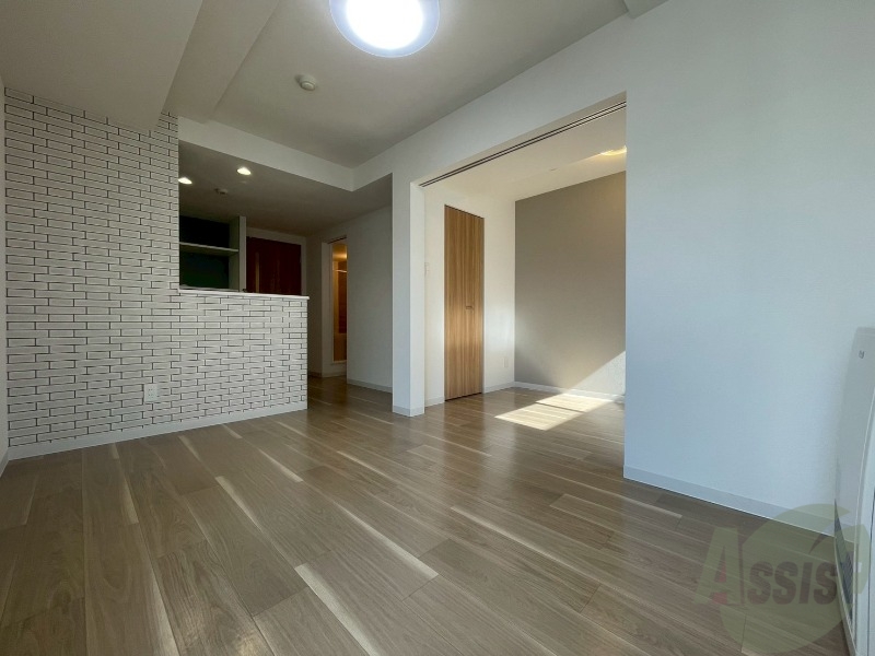 居室・リビング　木目のフローリングは落ち着きのある印象のお部屋になりますね。