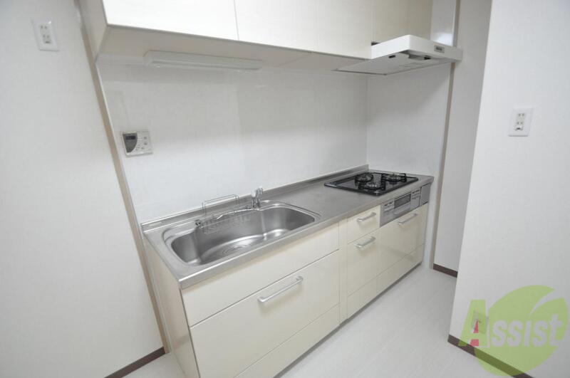 キッチン　キッチンは３口ガスのシステムキッチンが入りました