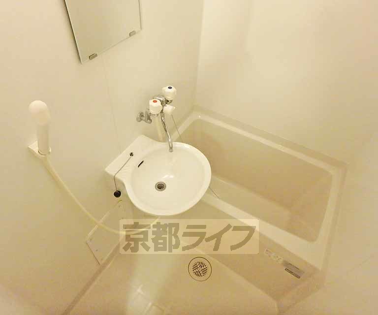 バス・シャワールーム　一日の汗を流しましょう