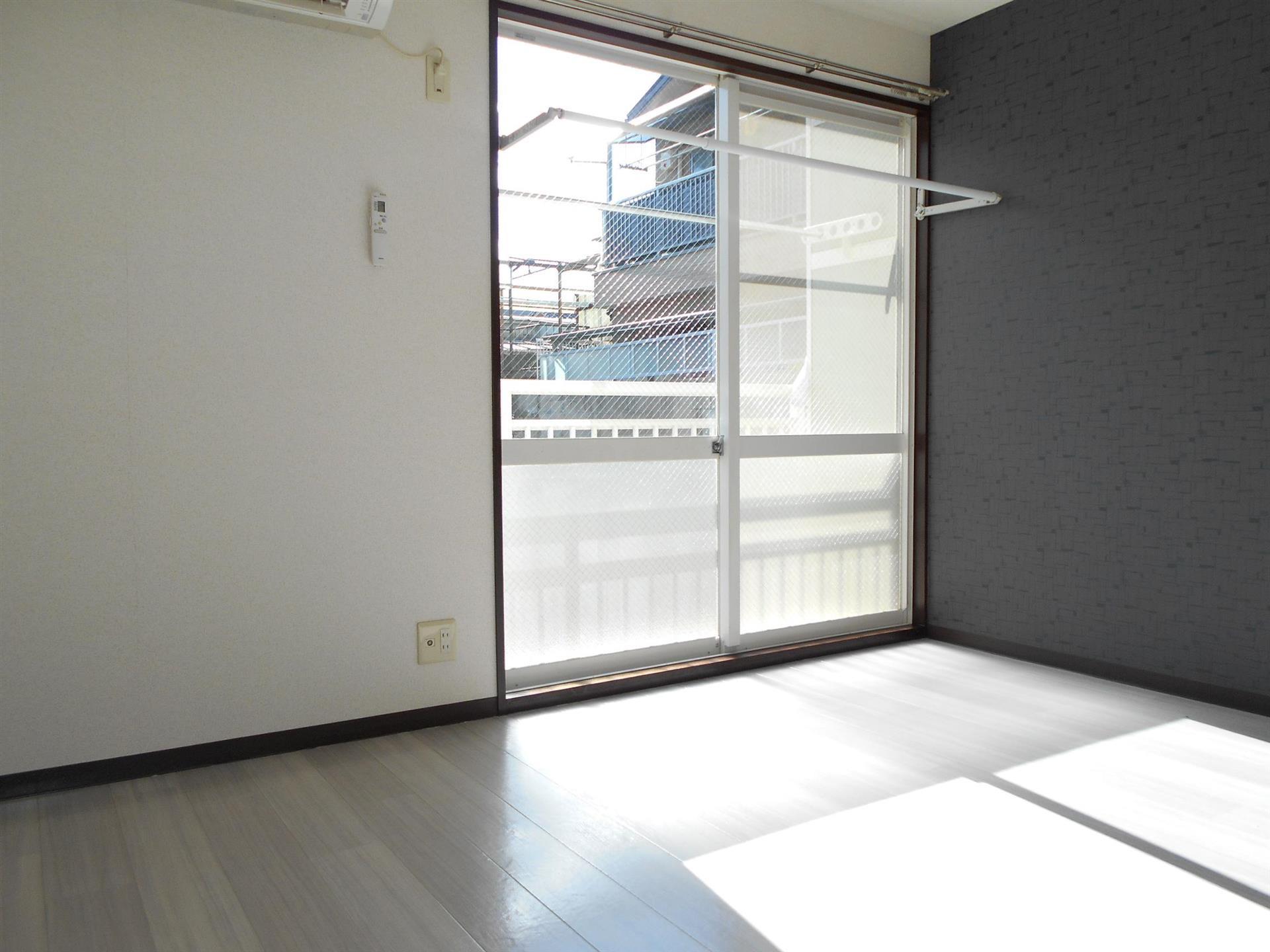 居室・リビング　エアコンのあるバルコニーに面した洋室６帖♪