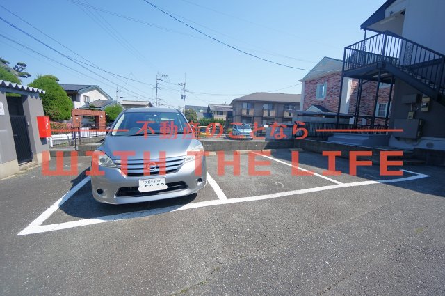 駐車場　ゆったり過ごせるリビングです