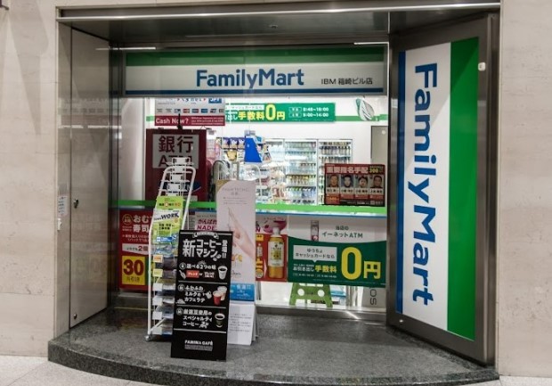 コンビニ　ファミリーマートＩＢＭ箱崎ビル店（コンビニ）まで365m