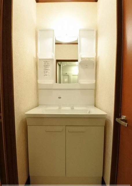 洗面設備　独立洗面台で急ぎの朝も安心です