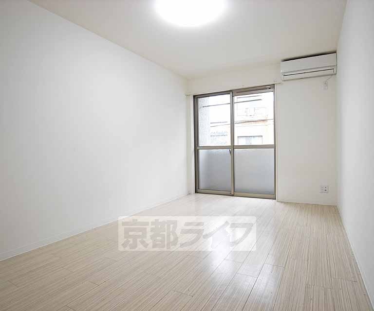 居室・リビング　広めの綺麗な室内です。