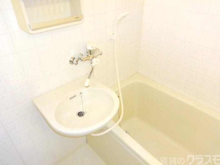 バス・シャワールーム　お風呂でゆっくり疲れを取って下さい。