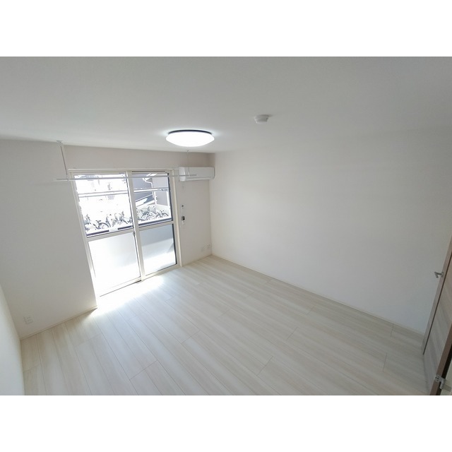 居室・リビング　同型の別部屋の写真となります