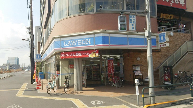 コンビニ　ローソン 足立六町駅前店（コンビニ）まで405m