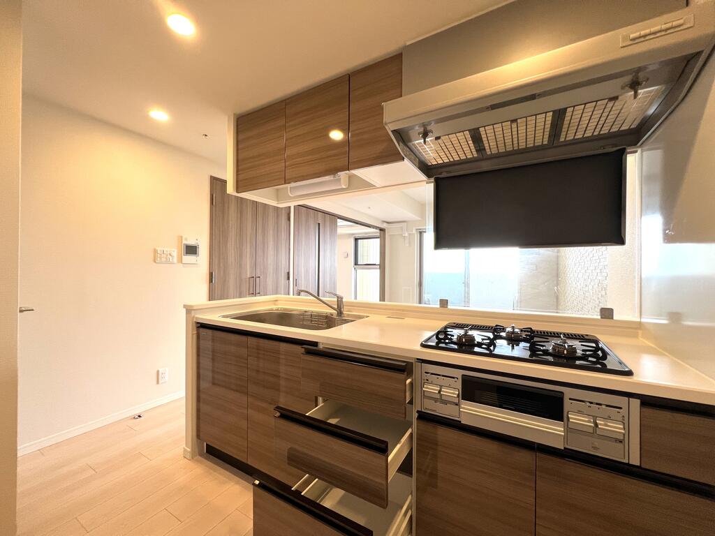 キッチン　3口コンロ・グリル付幅218センチの対面キッチンです