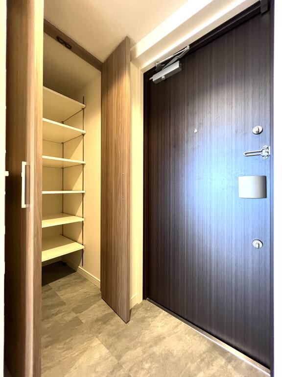 その他設備　玄関シューズボックスの反対側に収納スペースがあります