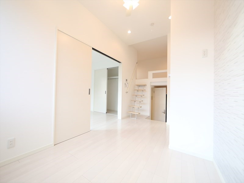 居室・リビング　ＬＤＫ8帖　洋室4.5帖　ロフト6.2帖（収納にも使えます）