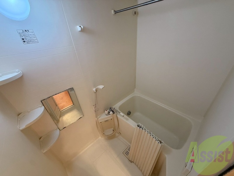 バス・シャワールーム　浴室は浴室乾燥機付きです。シャワートイレは嬉しいですね。