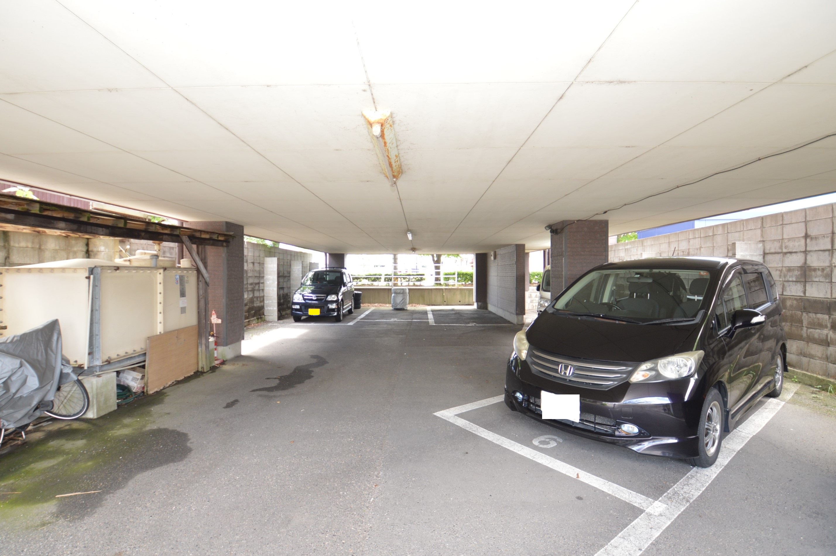 駐車場　屋根付駐車場
