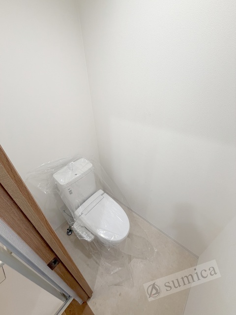 トイレ　人気アイテムの温水洗浄便座。清潔感のあるトイレです。