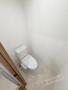 トイレ　人気アイテムの温水洗浄便座。清潔感のあるトイレです。