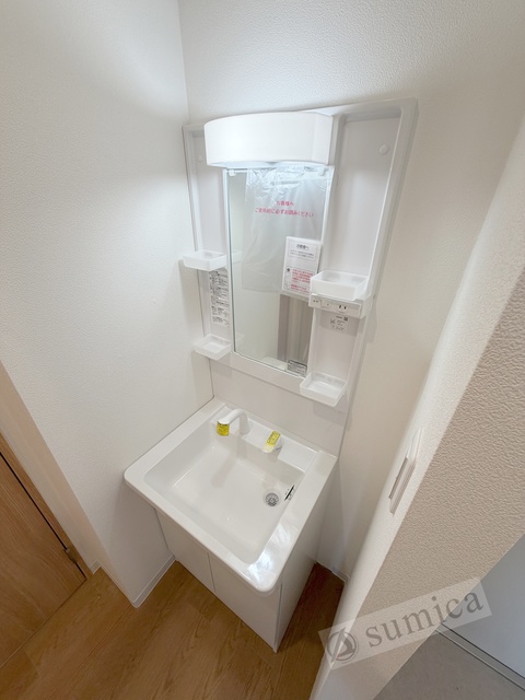 洗面設備　洗面台独立、洗髪洗面化粧台で朝の身支度もはかどります。