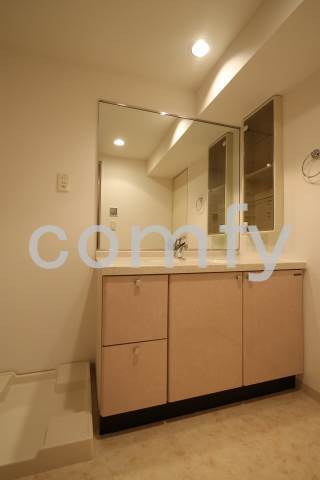 洗面設備　清潔感のあるパウダールーム