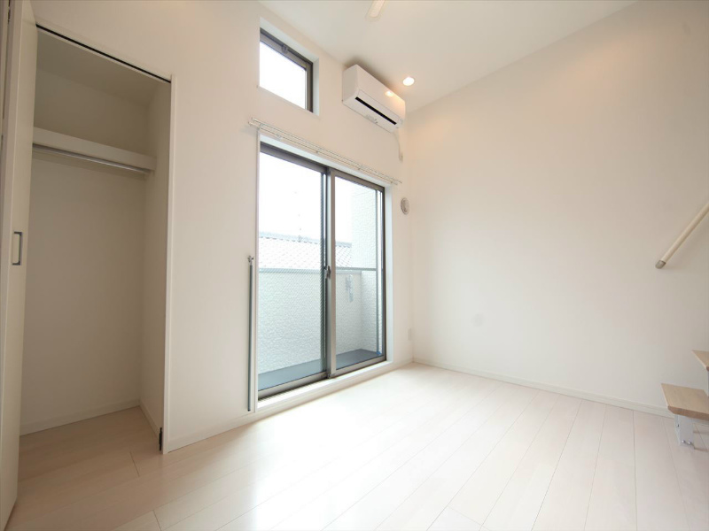 バルコニー　洋室5.9帖　上階ロフト5.8帖（収納でも部屋でも使えます）