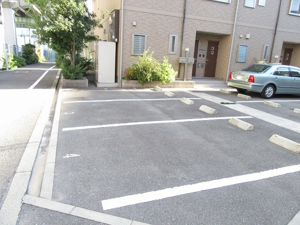 駐車場　月額１万円税別です