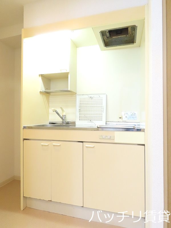 キッチン　別号室写真のため、現況を優先いたします。