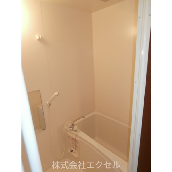 バス・シャワールーム　綺麗な浴槽でゆっくりおくつろぎ頂けます。