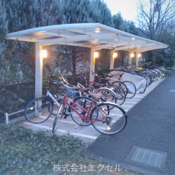 駐車場　屋根付き駐輪場完備。