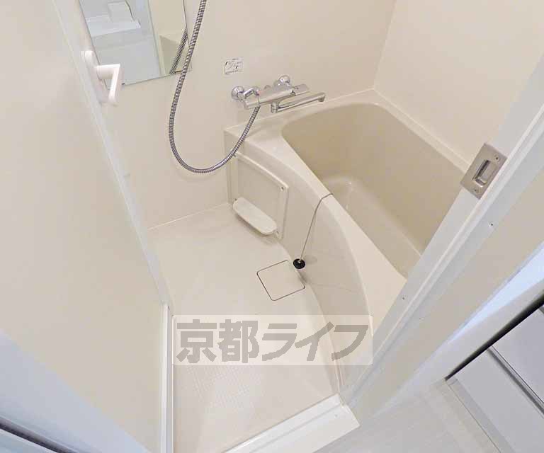 バス・シャワールーム　広々とした浴室です。