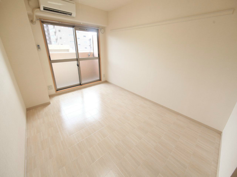 居室・リビング　洋室7.8帖　エアコン完備　バルコニー