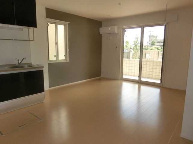 居室・リビング　アクセントクロスがオシャレリビング