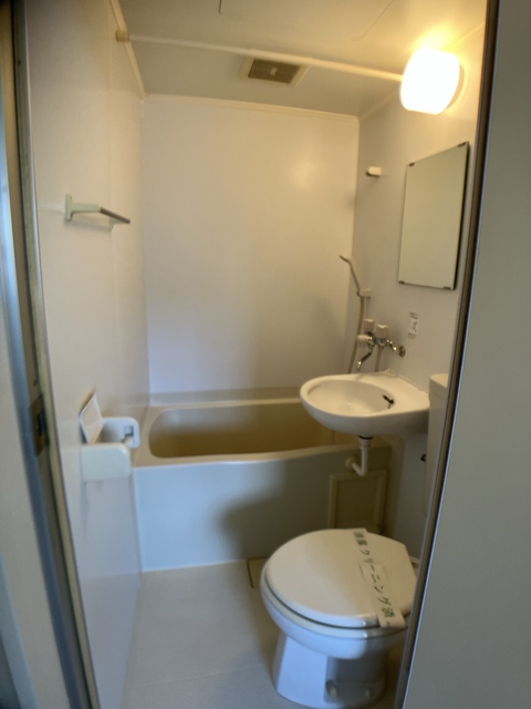 バス・シャワールーム　※補修前の参考画像の為、設備等は現況優先。