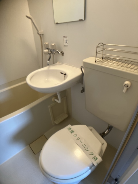 トイレ　※補修前の参考画像の為、設備等は現況優先。