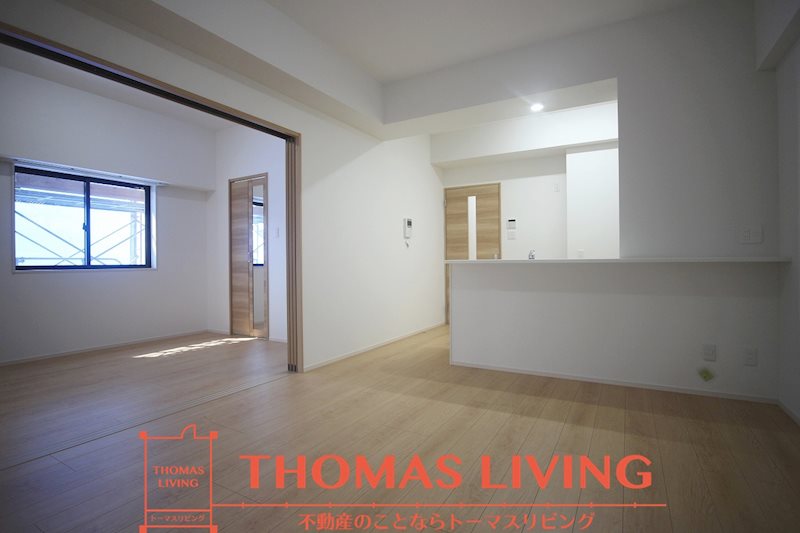 居室・リビング　210号室は床、建具ともにナチュラル色のお部屋です♪