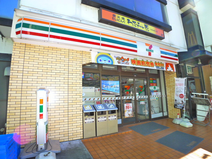 コンビニ　セブンイレブン（コンビニ）まで195m