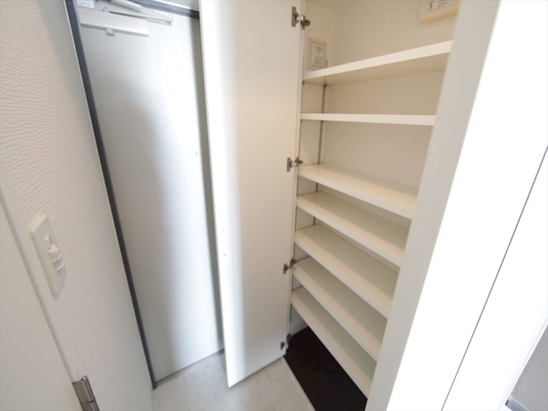 玄関　玄関　シューズボックス付（収納充実してます）