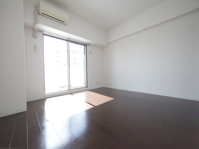 バルコニー　洋室9.8帖　エアコン完備　バルコニー