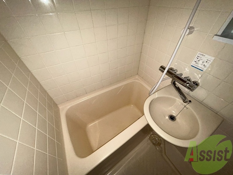 バス・シャワールーム　落ち着いたデザインの浴室。ゆったりできそうです。