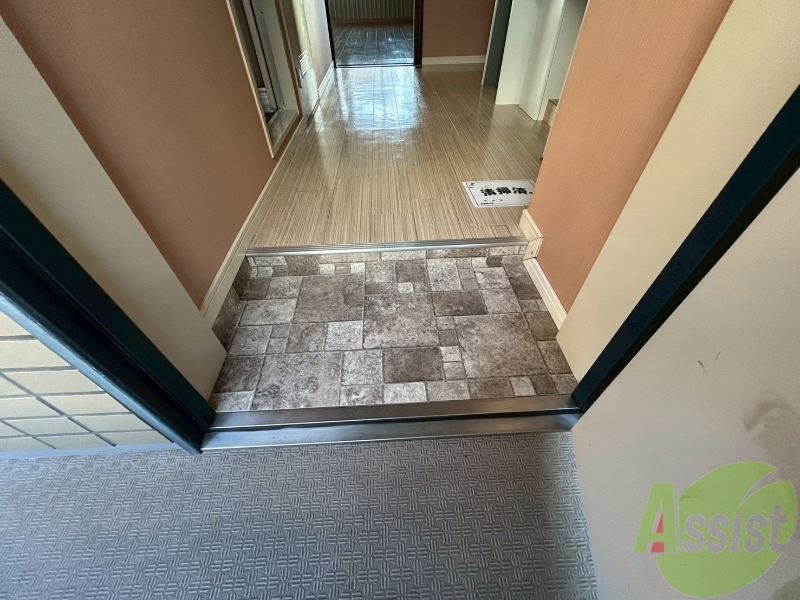 玄関　シンプルな玄関です。立ち回るのに十分なスペースがあります。