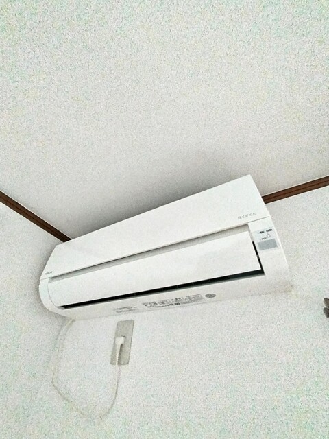 その他　★★６帖洋室に設置されているエアコンです♪★★