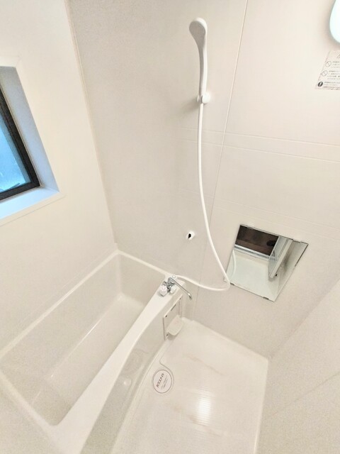 バス・シャワールーム　★★お風呂には換気に便利な窓がついています♪★★