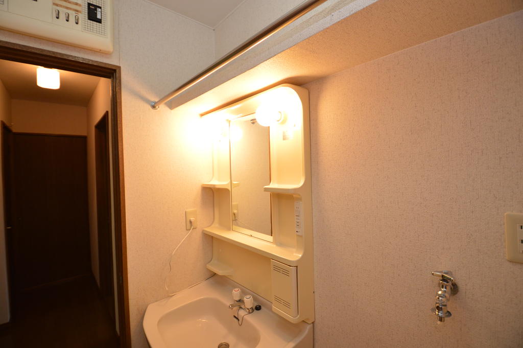 洗面設備　（参考）他室の写真を使用しています。現況優先となります。