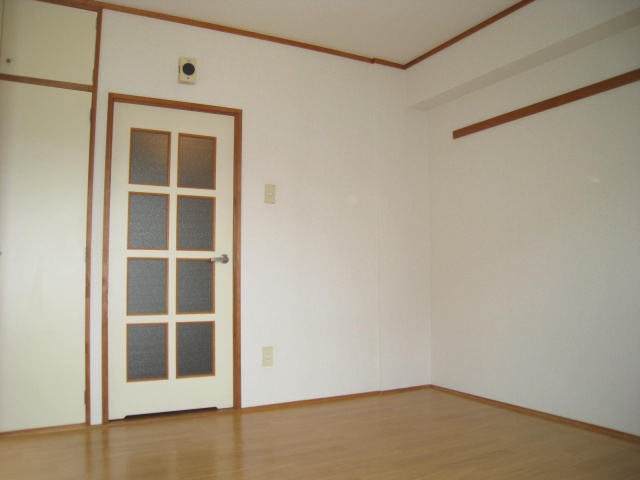 居室・リビング　同物件別部屋