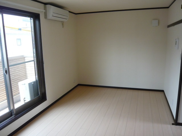 居室・リビング　「落ち着いた色合いの床材を使用した居住空間」