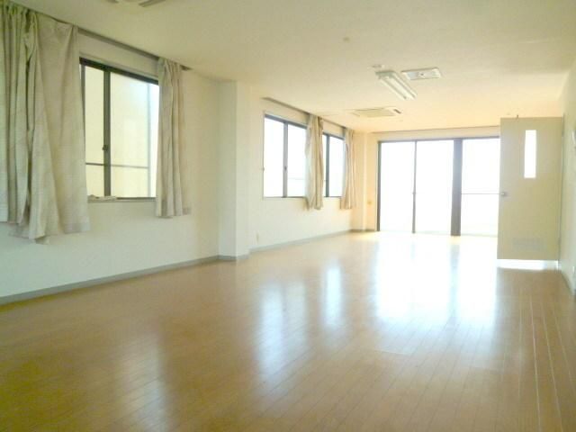 その他部屋・スペース　角部屋で明るい２５帖の洋室