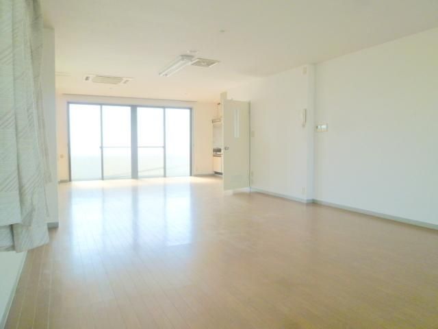 居室・リビング　角部屋で明るい２５帖の洋室