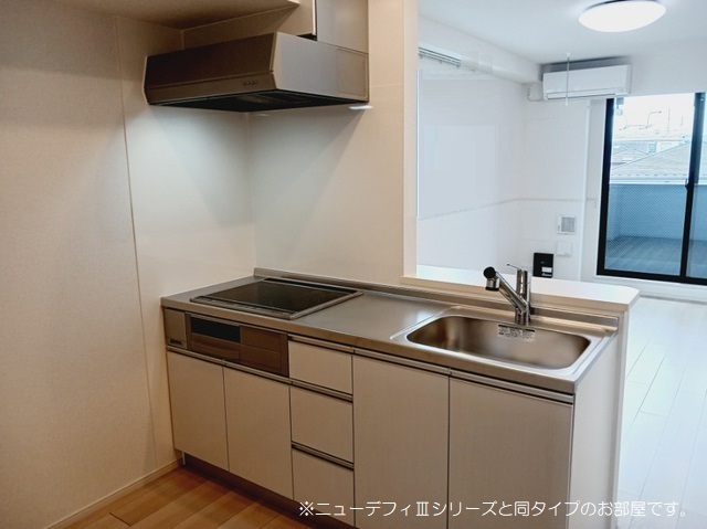 キッチン　IH3口コンロ完備（グリル付き）