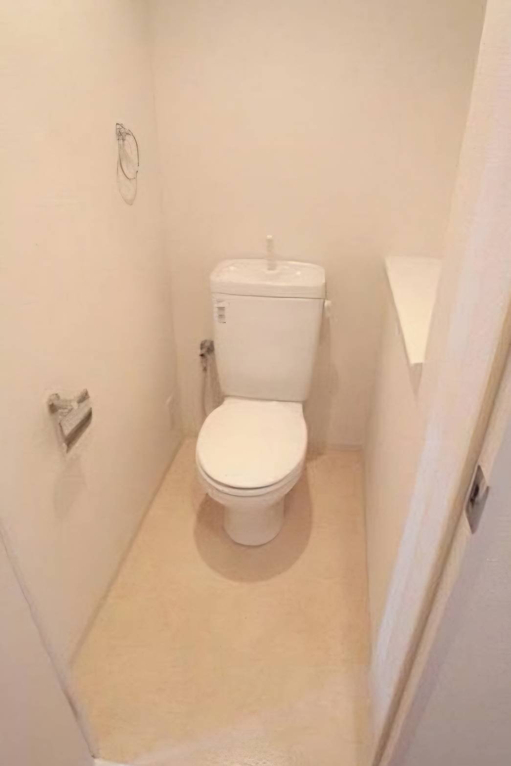 トイレ　落ち着いた色調のトイレです