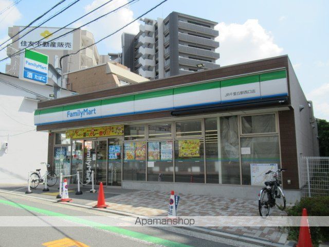 コンビニ　ファミリーマート（コンビニ）まで67m